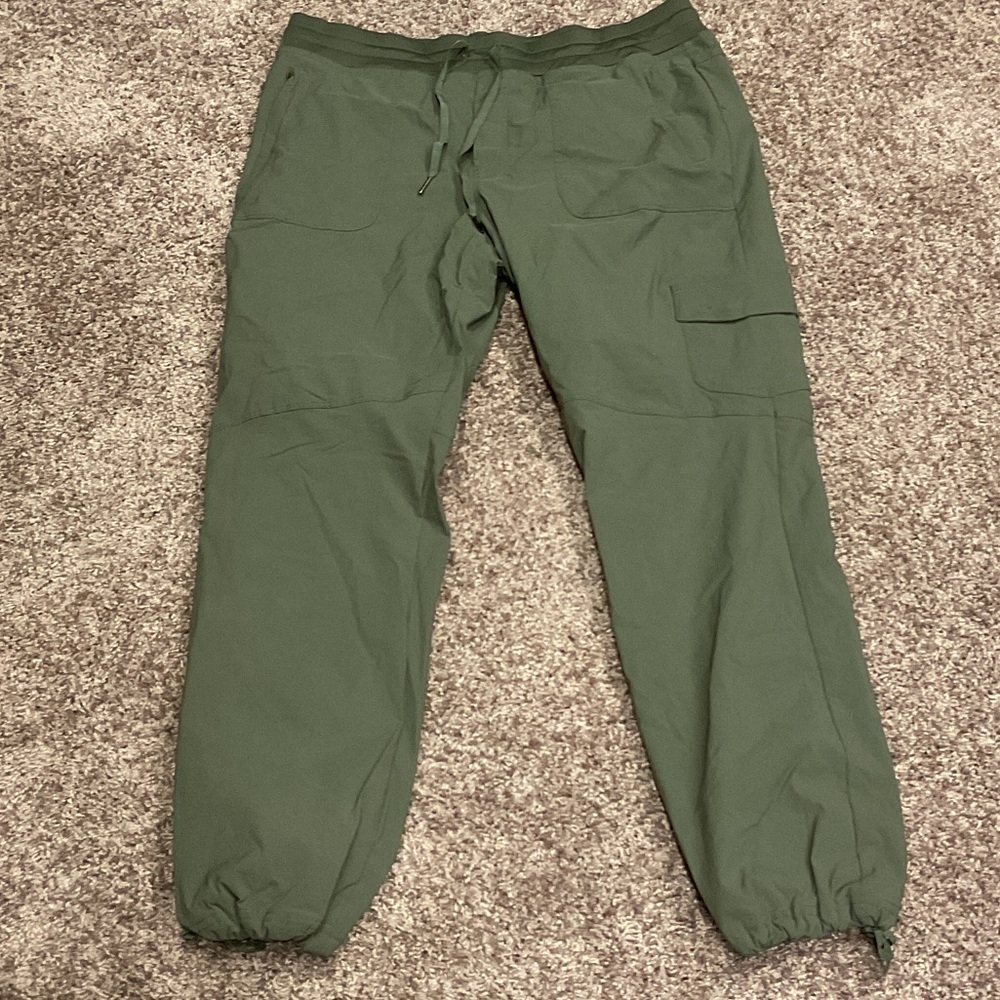 Eddie Bauer Women’s Olive Cargo Pants, Size L